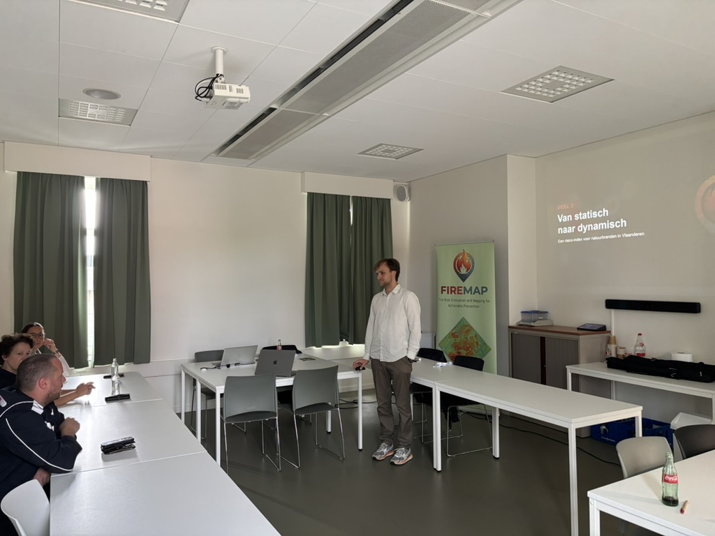 Een spreker licht het deel Van statisch naar dynamisch toe voor de deelnemers