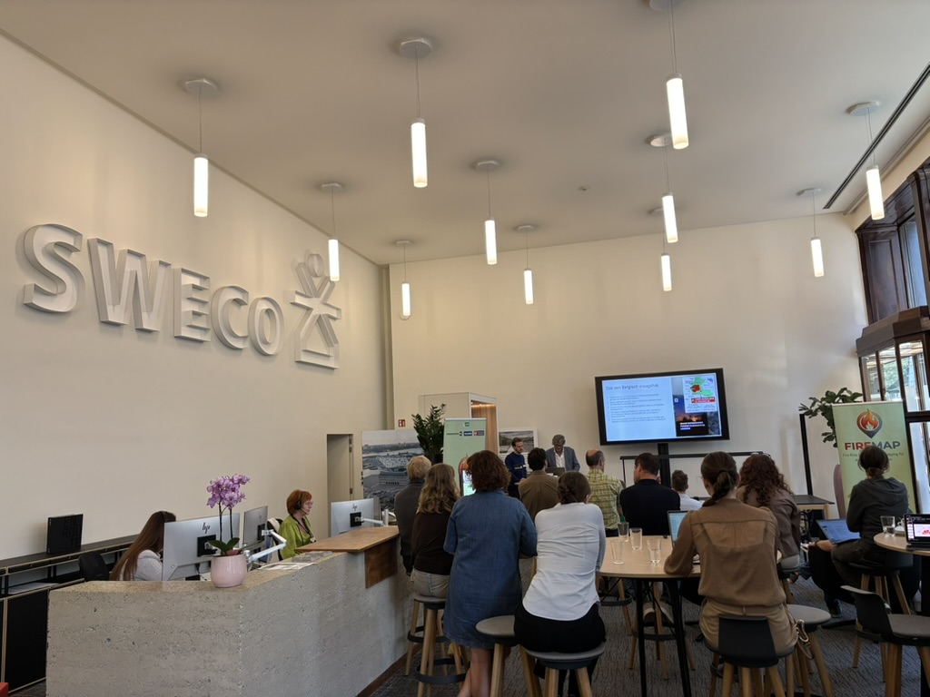 Deelnemers verzamelen in het Urban Insight Lab van Sweco voor de FireMap-workshop