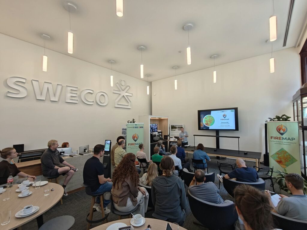 Deelnemers volgen een presentatie over FireMap in het Urban Insight Lab van Sweco in Brussel
