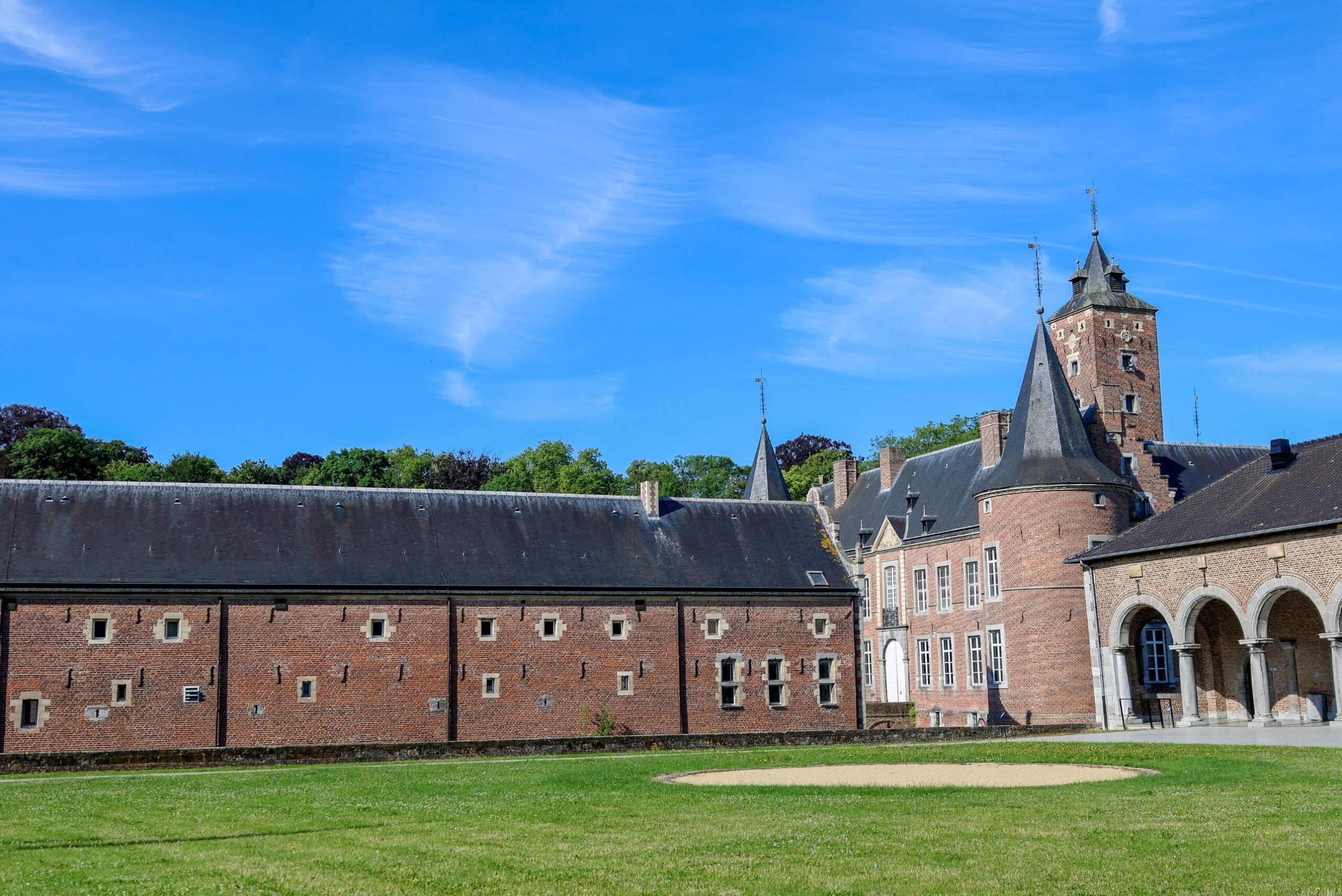 Volle zaal met houten dakgebinte tijdens de verwelkoming op het Symposium Natuurbranden 2026